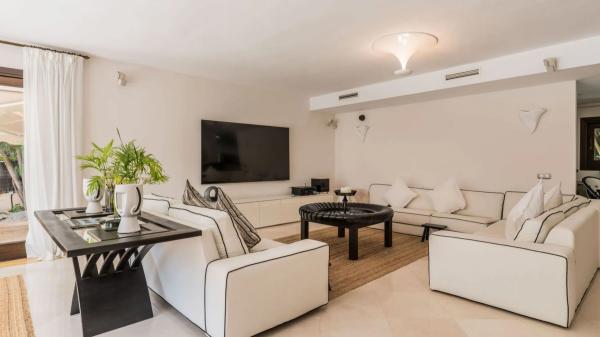 Chalet wolnostojący na sprzedaż w  Barrio Las Brisas, Marbella photo 1