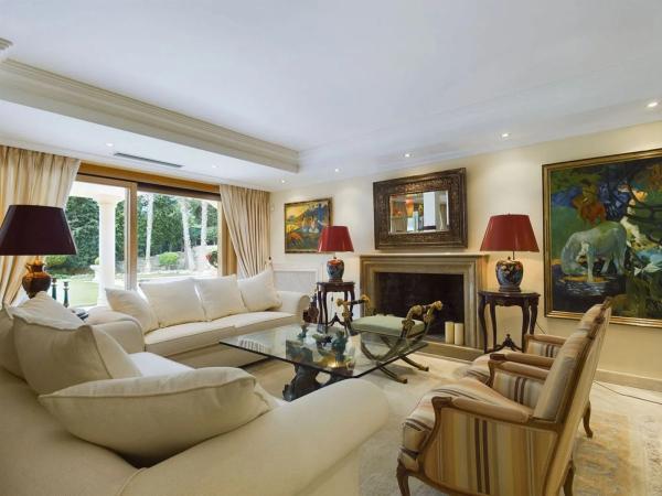 Частный шале на продаже в  Calle Atenas 24 - D, Марбелла photo 1