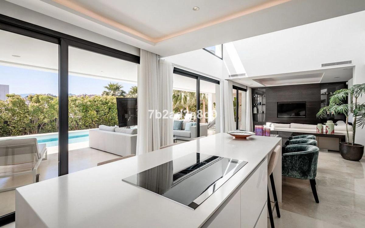 Sprzedaż niezależnego domku jednorodzinnego w Avenida Generalife, Marbella photo 4