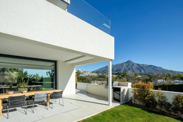 Chalet wolnostojący na sprzedaż w  Barrio Los Naranjos, Marbella photo 4