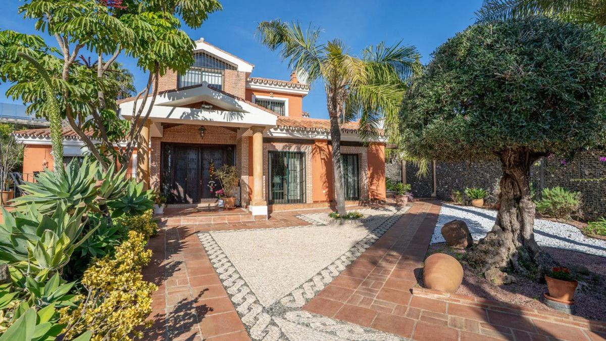 Sale of independent chalet in Barrio Los Naranjos, Marbella
 photo 5