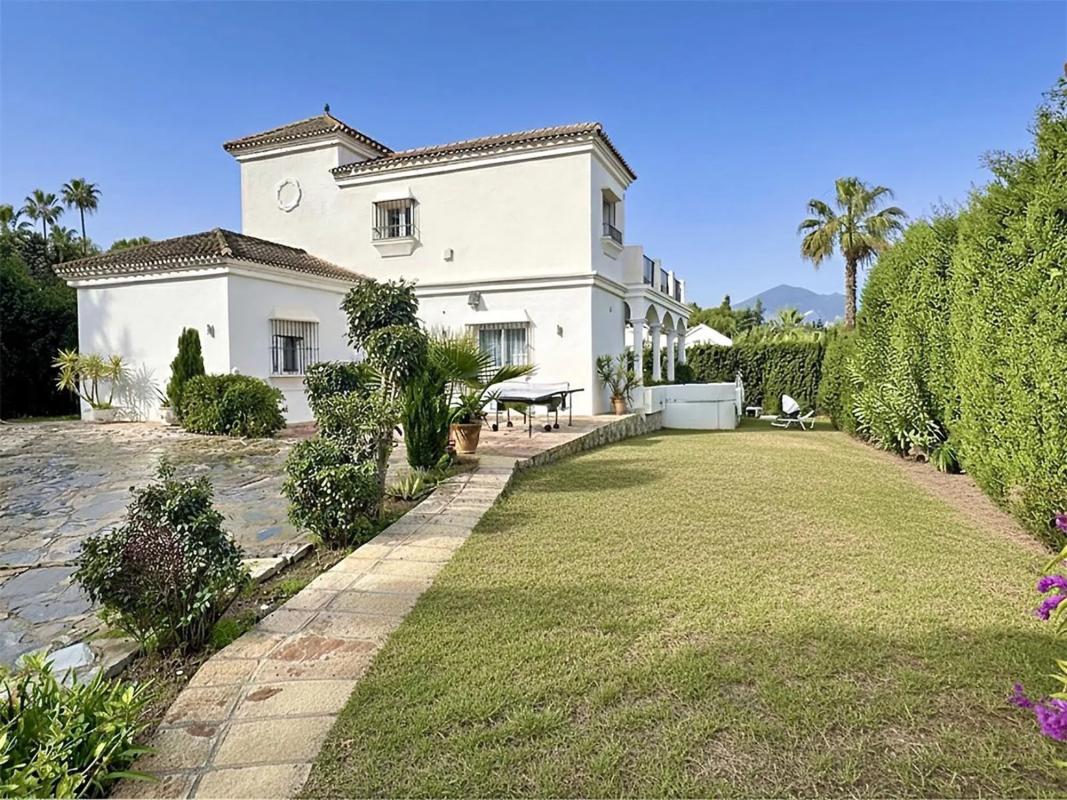 Sprzedaż niezależnego domku jednorodzinnego w  Barrio Los Naranjos, Marbella photo 2