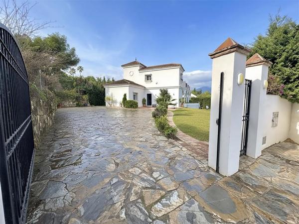 Chalet wolnostojący na sprzedaż w  Barrio Los Naranjos, Marbella photo 4