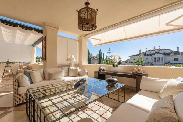 Apartment for sale in Barrio Los Naranjos, Marbella photo 1