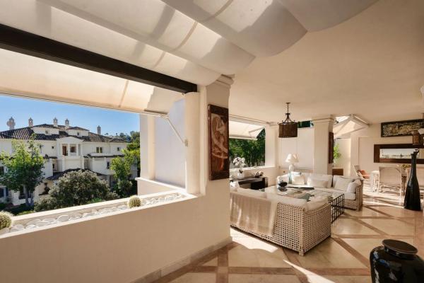 Apartment for sale in Barrio Los Naranjos, Marbella thumbnail 2