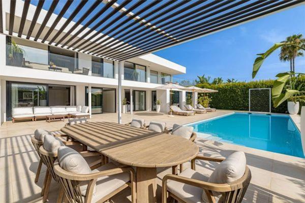 Chalet wolnostojący na sprzedaż w Calle Orión, Marbella photo 1