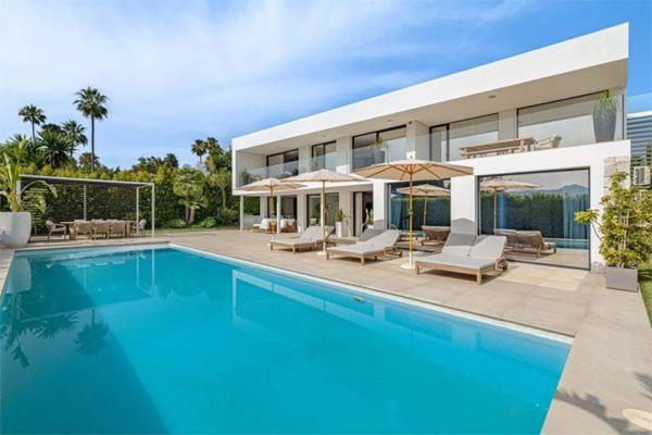 Chalet wolnostojący na sprzedaż w Calle Orión, Marbella thumbnail 2