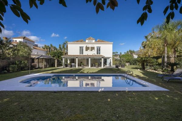 Chalet independiente en venta en Calle Auriga, Marbella
 photo 2