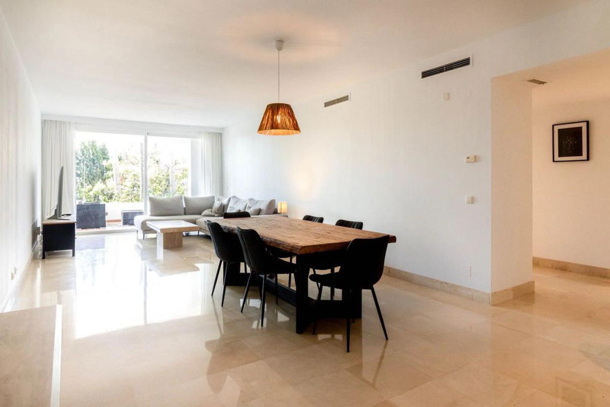 Sale of apartment in Urbanización Aloha Lake, Marbella
 photo 5