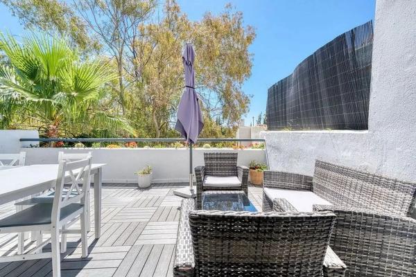 Chalet adosado en venta en  Barrio Los Naranjos , Marbella photo 2