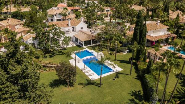 Chalet independiente en venta en Calle Pez Austral, Marbella
thumbnail 1