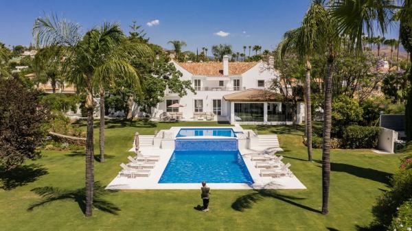 Chalet independiente en venta en Calle Pez Austral, Marbella
thumbnail 2