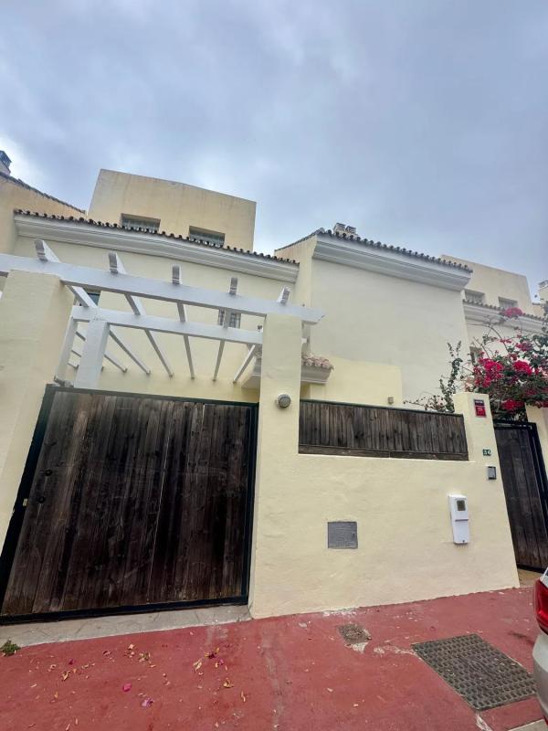 Venta de chalet adosado en  CL SIRIO-NVA ANDALUCIA F , Marbella photo 2