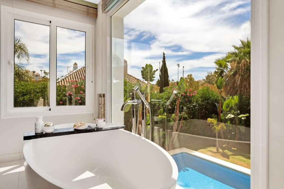 Sprzedaż niezależnego domku jednorodzinnego w Barrio Los Naranjos, Marbella photo 3