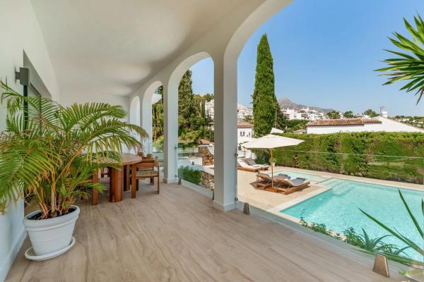 Chalet wolnostojący na sprzedaż w  Barrio Los Naranjos, Marbella photo 4