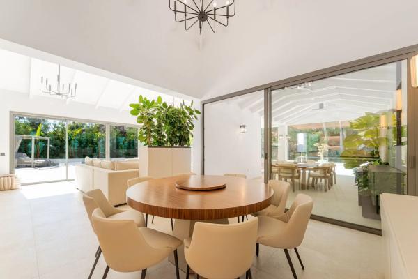 Independent chalet for sale in Calle Pléyades, 14 -16, Marbella
photo 1