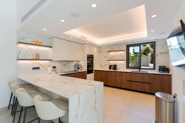 Independent chalet for sale in Calle Pléyades, 14 -16, Marbella
thumbnail 1