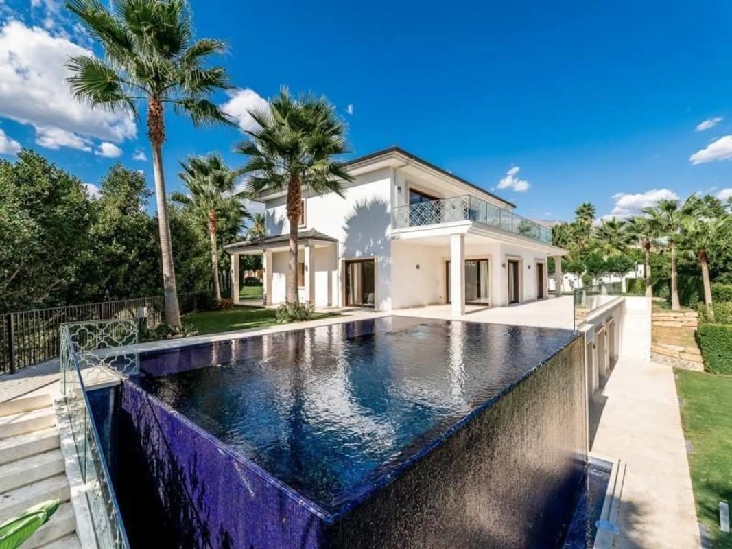 Sale of independent chalet in Calle Ganimedes, Marbella
photo 1