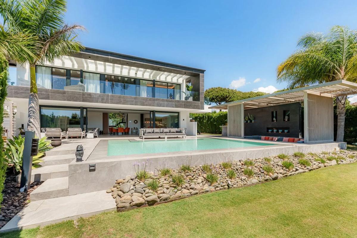 Sale of independent chalet in Calle Leo, Marbella
 photo 2
