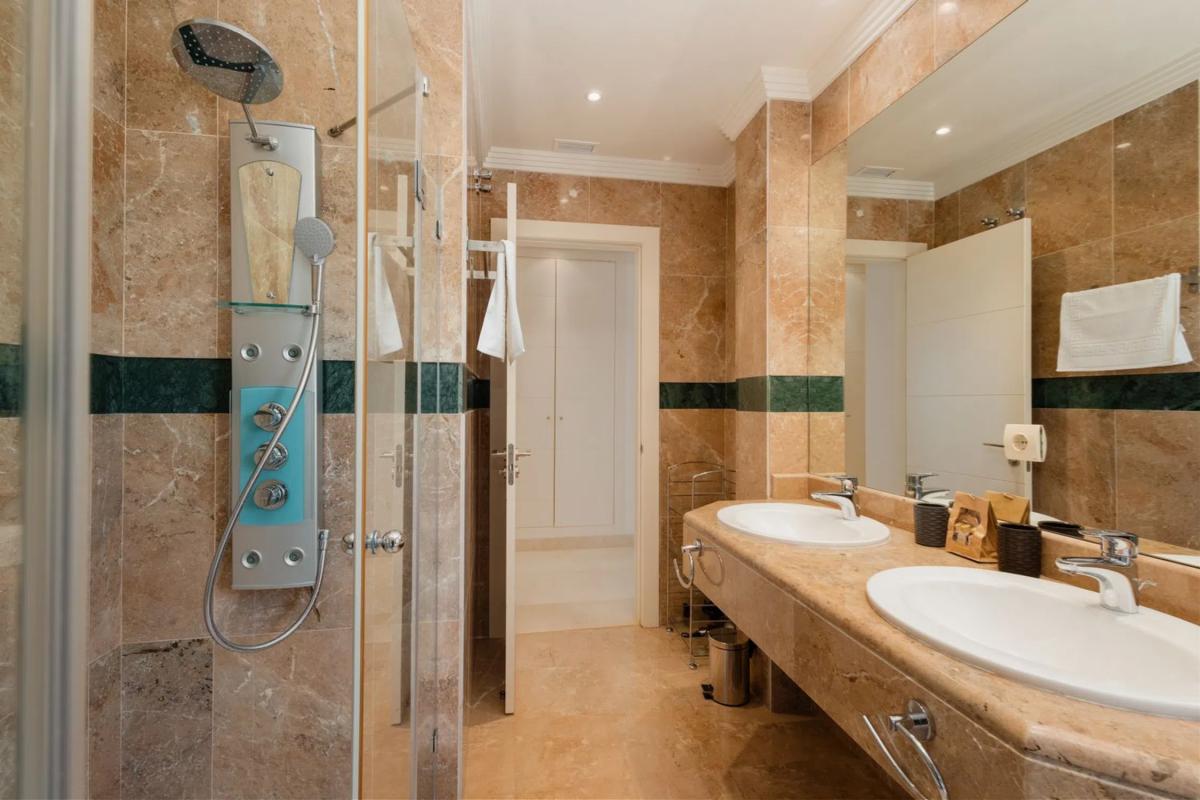 Venta de ático en Urbanización Vista Real, 39, Marbella photo 5