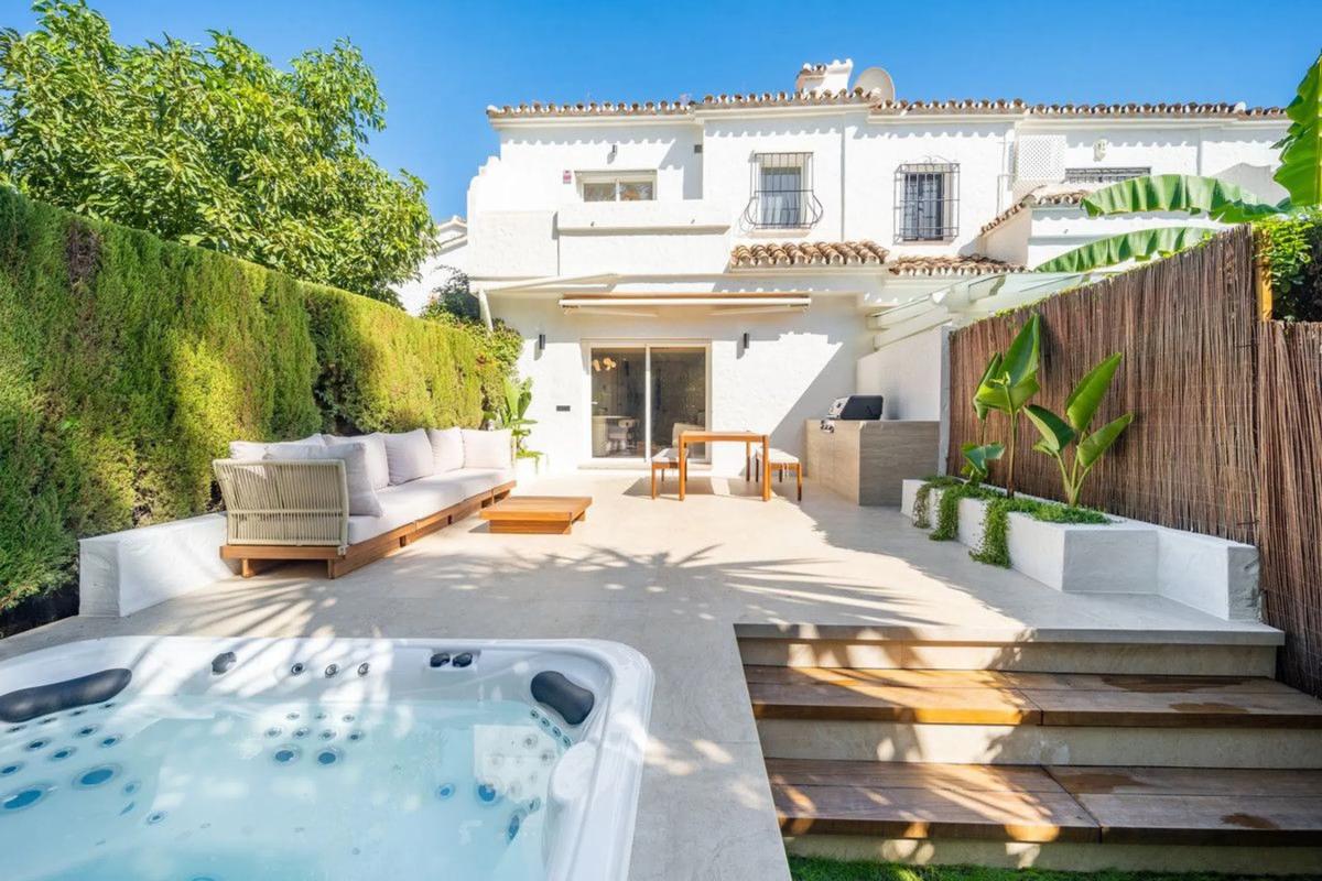 Venta de chalet adosado en Vía , Marbella photo 1