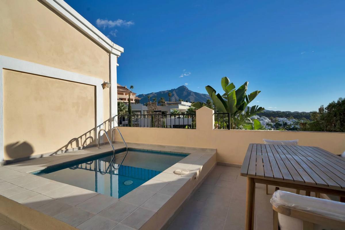 Venta de chalet adosado en Calle Pléyades , Marbella photo 2