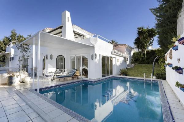 Chalet wolnostojący na sprzedaż w Barrio Los Naranjos, Marbella thumbnail 1
