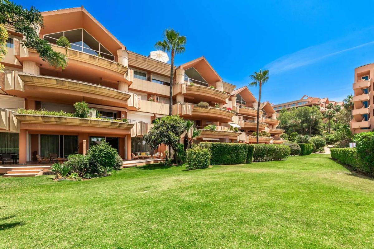 Sale of apartment in AV CALDERON DE LA BARCA-NVA, Marbella
 photo 2