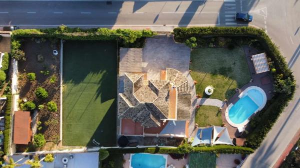 Chalet wolnostojący na sprzedaż w Barrio Los Naranjos, Marbella photo 1