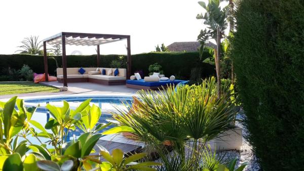 Chalet wolnostojący na sprzedaż w  Barrio Los Naranjos, Marbella photo 4
