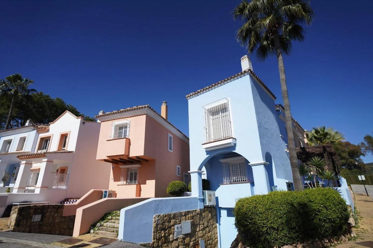 Venta de chalet adosado en Barrio Los Naranjos , Marbella photo 1