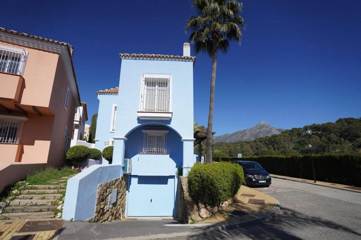 Venta de chalet adosado en Barrio Los Naranjos , Marbella photo 2