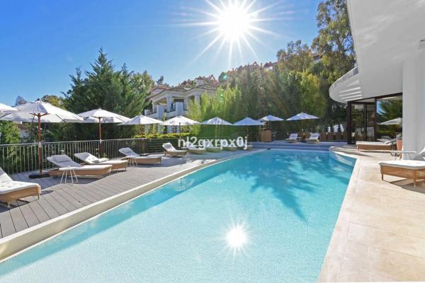 Chalet wolnostojący na sprzedaż w Avenida Calderón de la Barca, Marbella photo 1