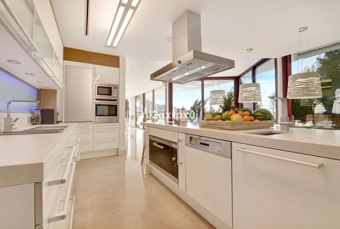 Venta de chalet independiente en Avenida Calderón de la Barca, Marbella
 photo 3