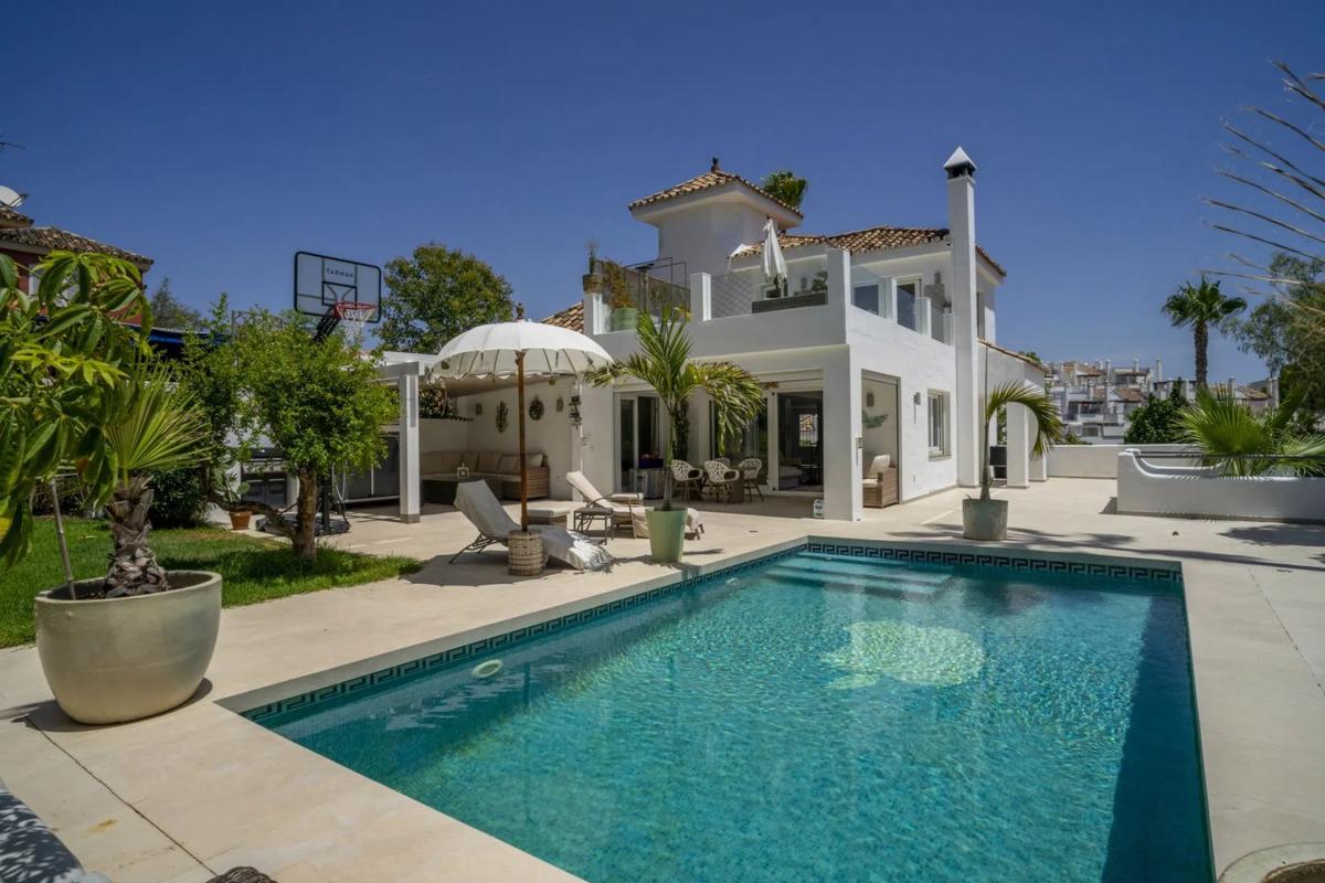 Venta de chalet independiente en Barrio Los Naranjos, Marbella
photo 1