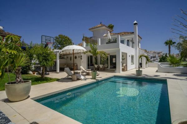 Independent chalet for sale in Barrio Los Naranjos, Marbella
 photo 1