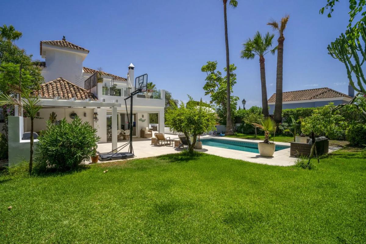 Venta de chalet independiente en Barrio Los Naranjos, Marbella
photo 2