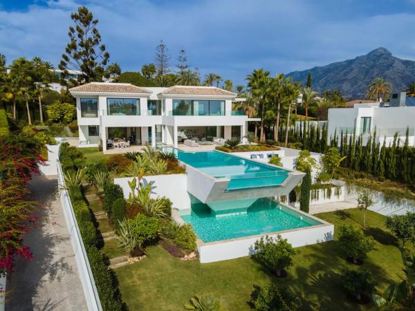 Chalet wolnostojący na sprzedaż w Barrio Los Naranjos, Marbella photo 1