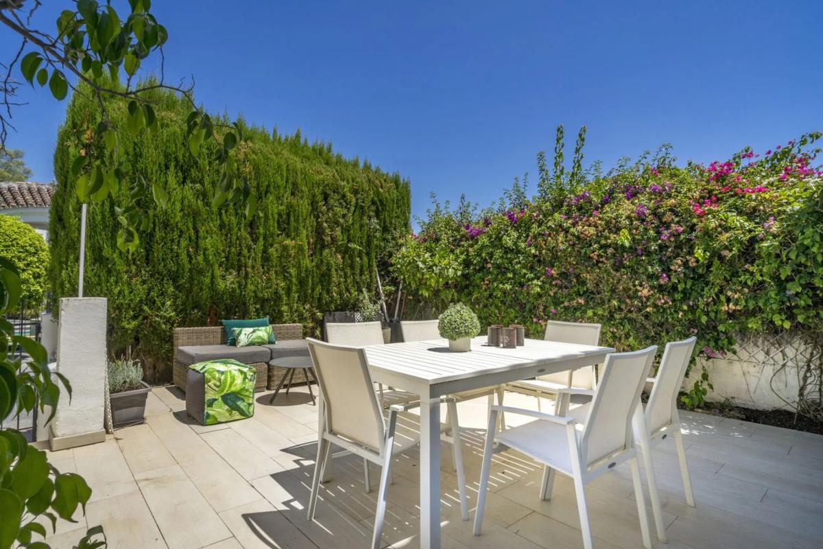 Venta de chalet adosado en Barrio Los Naranjos , Marbella photo 1