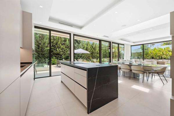 Independent chalet for sale in Calle Osa Mayor, 14, Marbella
 photo 1