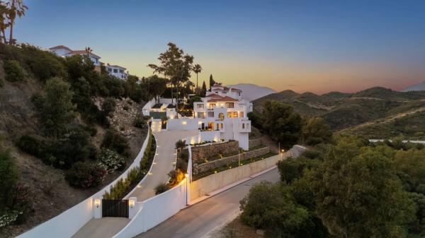 Chalet wolnostojący na sprzedaż w Vía, 25, Marbella photo 1