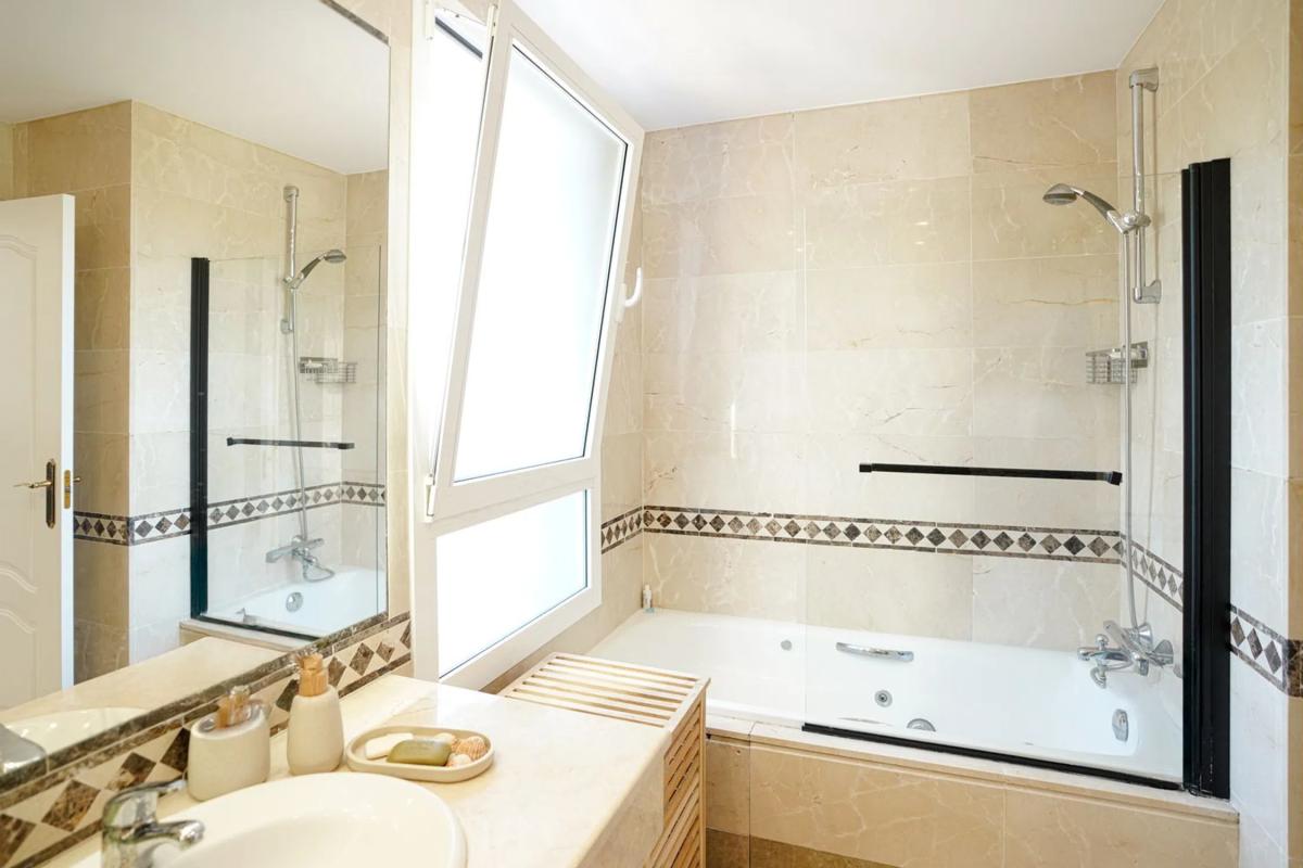 Venta de chalet adosado en Urbanizacion N Andalucia L, 27 , Marbella photo 3