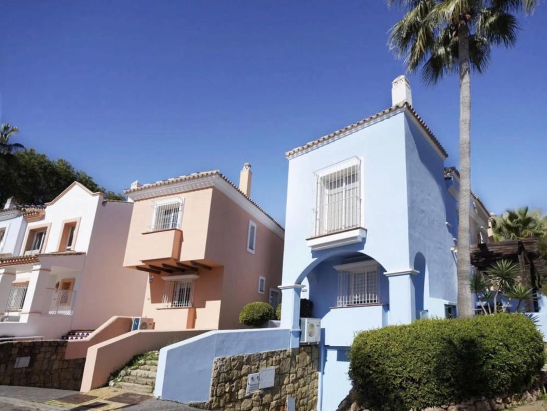 Venta de chalet adosado en  Urbanización Aloha Lake , Marbella photo 3