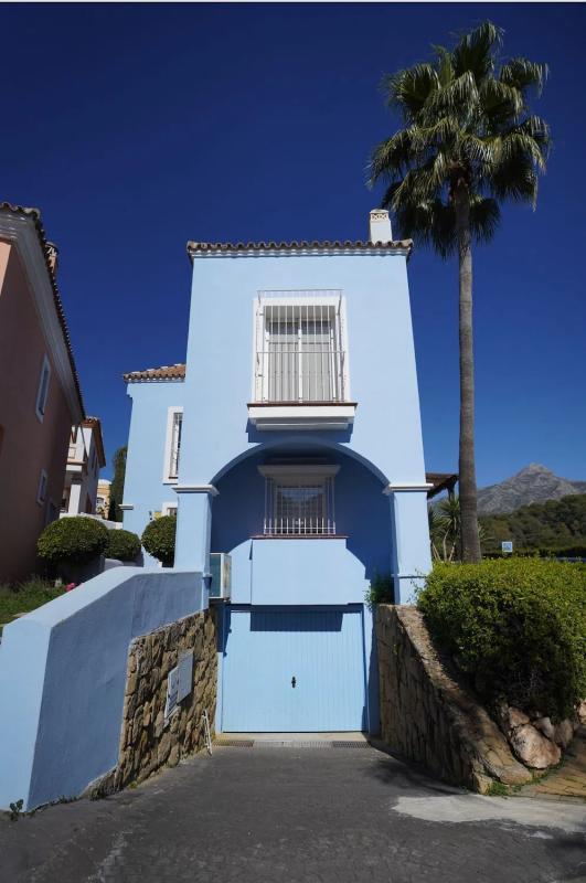Venta de chalet adosado en  Urbanización Aloha Lake, 18 , Marbella photo 2