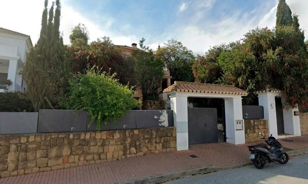Chalet wolnostojący na sprzedaż w Calle Aries, Marbella thumbnail 1