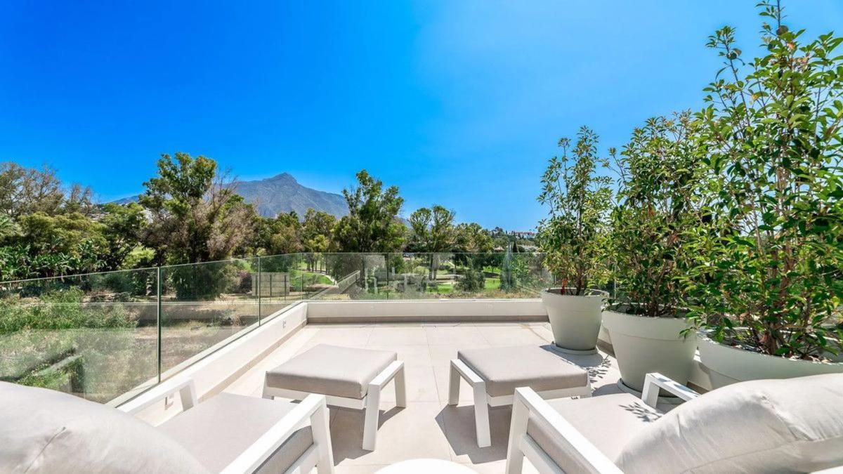Venta de chalet independiente en Barrio Los Naranjos, Marbella
photo 2