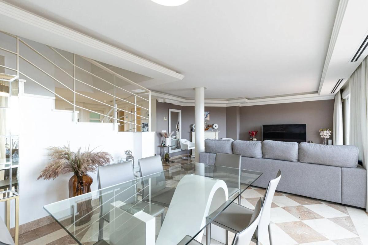 Venta de duplex en Urbanización Vista Real, Marbella photo 3