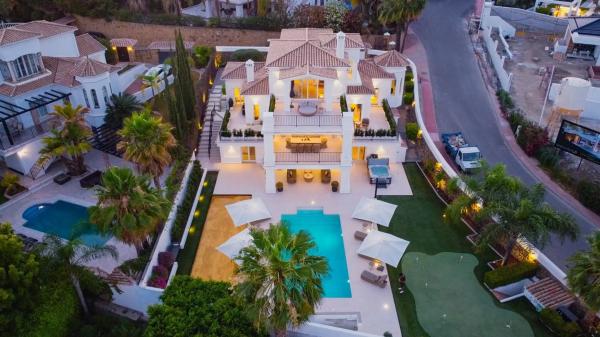 Chalet wolnostojący na sprzedaż w Calle Artemisa, Marbella thumbnail 1