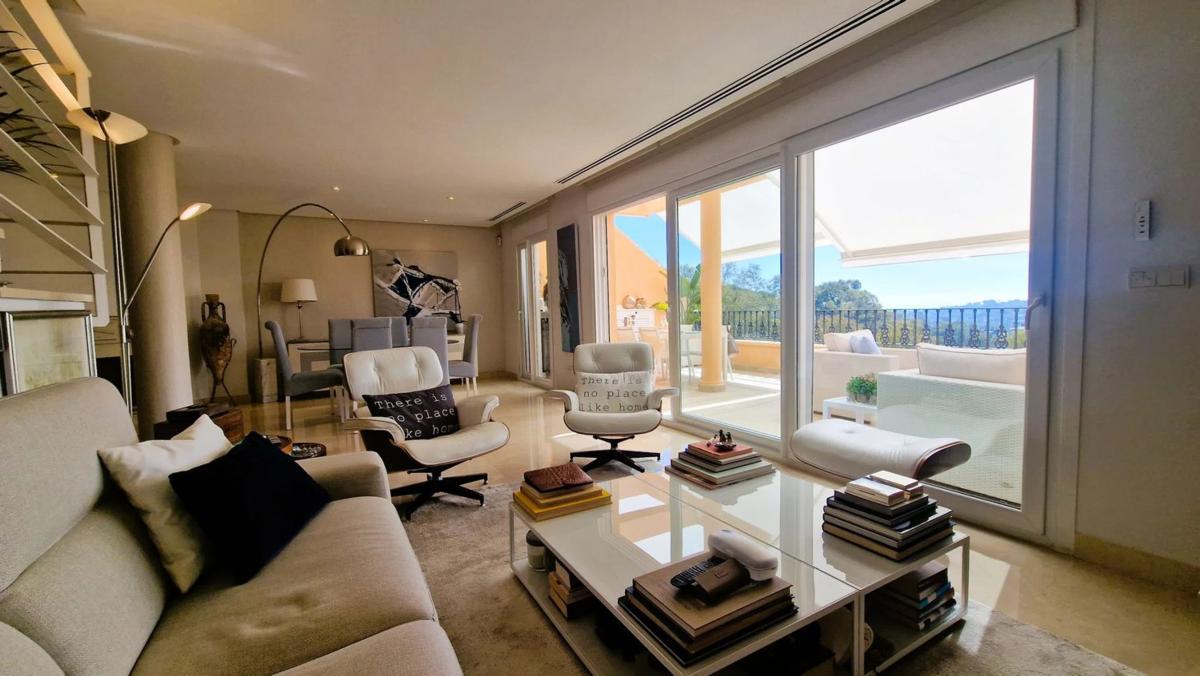 Sprzedaż duplexu w Urbanización Vista Real, 39, Marbella photo 1