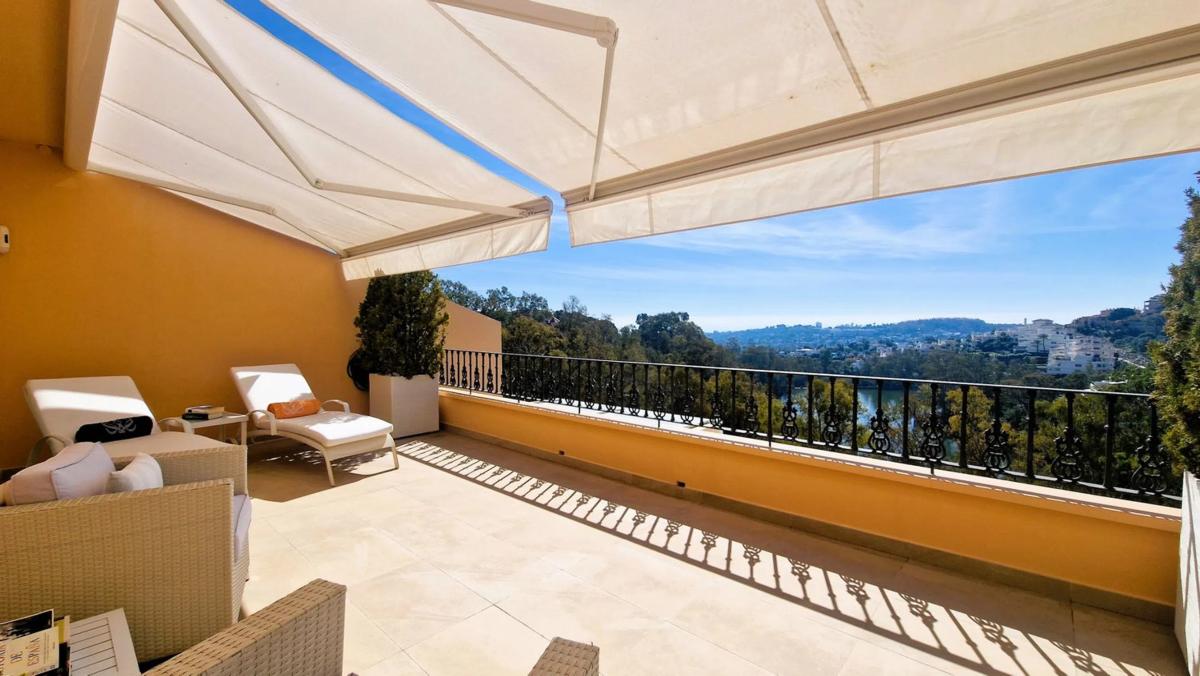 Sprzedaż duplexu w Urbanización Vista Real, 39, Marbella photo 2